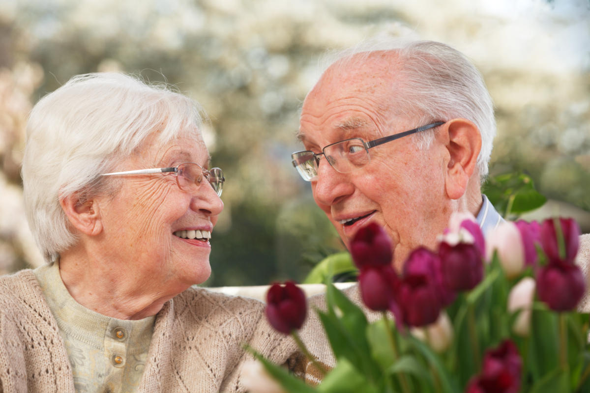 Älteres Paar mit Tulpenstrauß